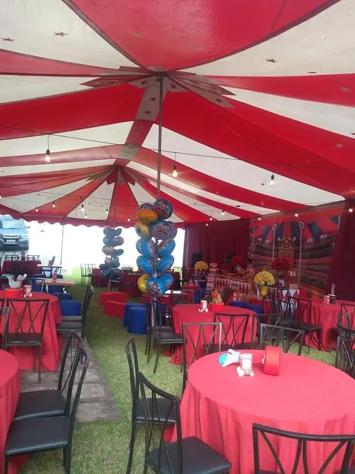 Tenda de circo decorada para festa infantil