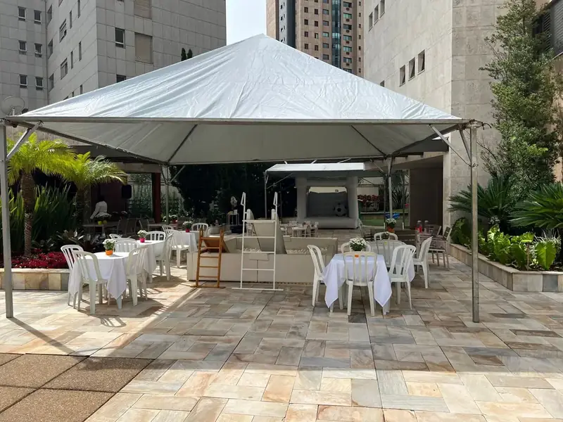 Tenda montada em área comum de condomínio