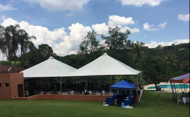 Duas tendas piramidais montadas para evento em área gramada