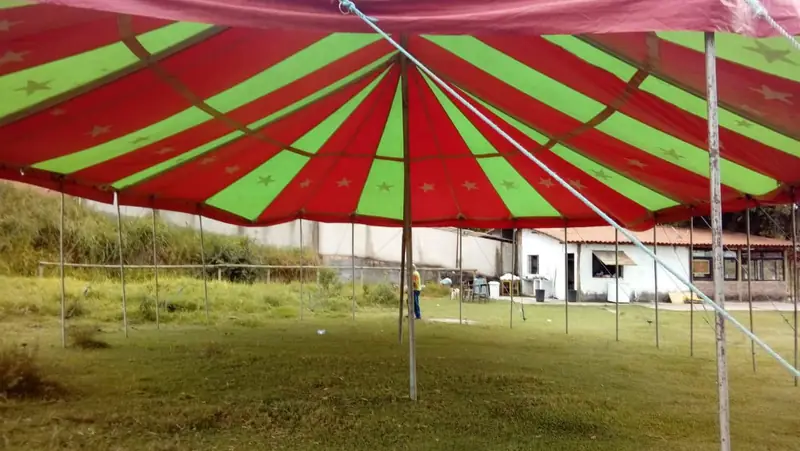 Tenda de circo de grande porte montada em campo