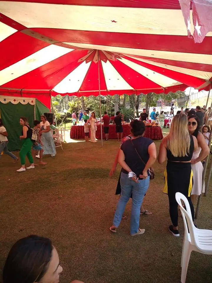 Tenda de circo em festa ao ar livre